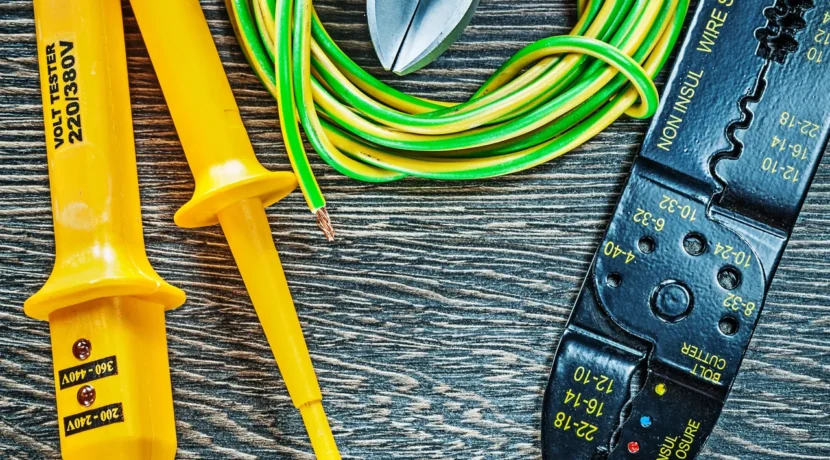 Narzędzia elektryczne: tester napięcia, szczypce i przewody