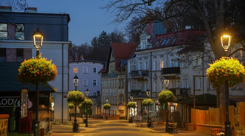 Nocne oświetlenie uliczne LED na deptaku w Szczawnie-Zdroju – realizacja Telfa