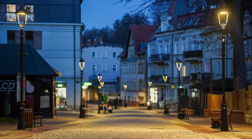 Latarnie uliczne w centrum Szczawna-Zdroju – oświetlenie wykonane przez Telfa