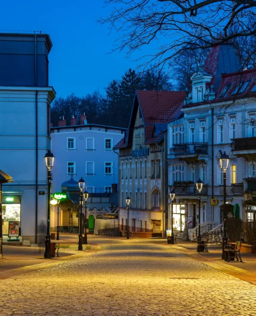 Oświetlenie drogowe i uliczne w Szczawnie-Zdroju nocą – realizacja Telfa