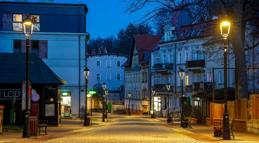 Oświetlenie drogowe i uliczne w Szczawnie-Zdroju nocą – realizacja Telfa