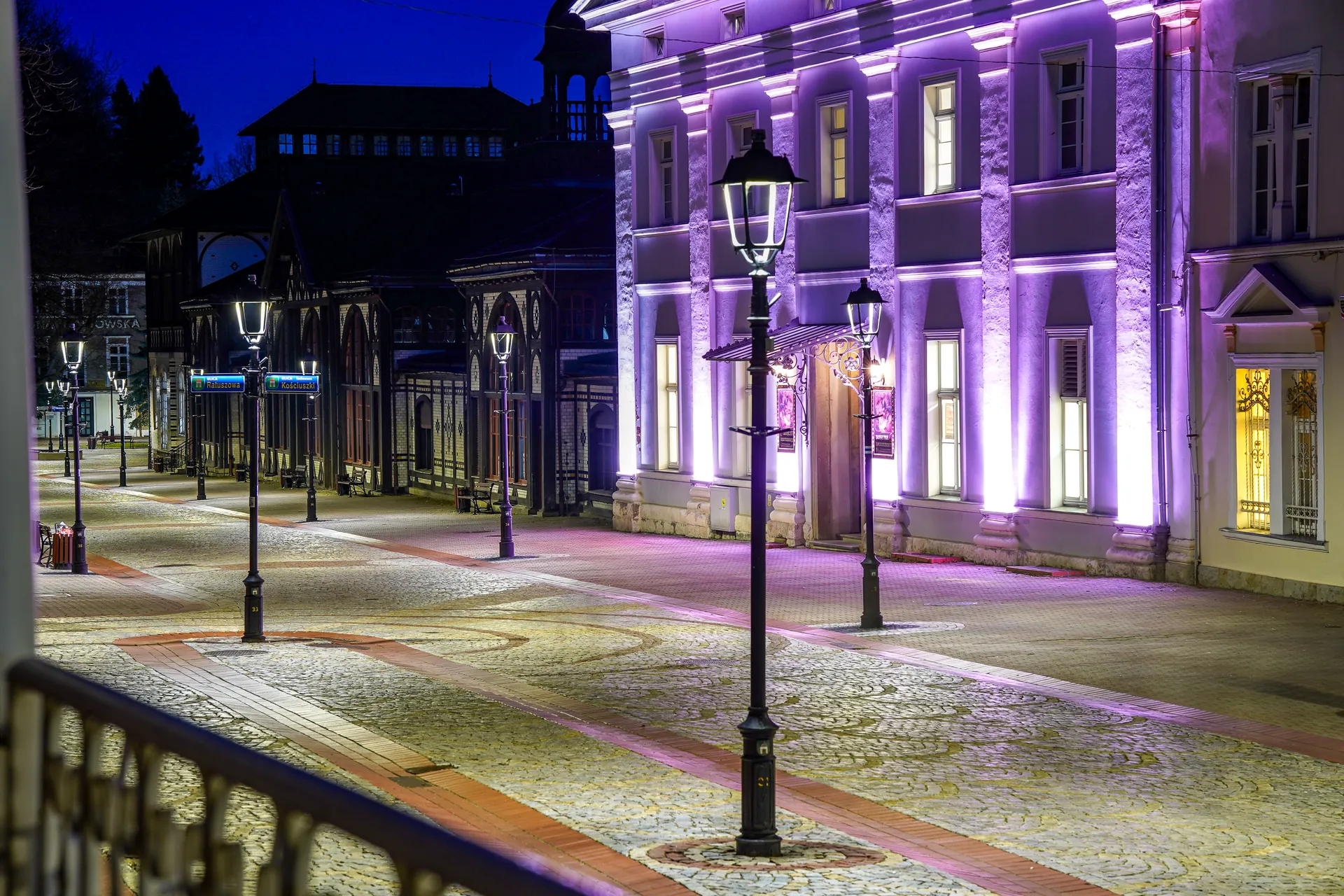 Dekoracyjne oświetlenie deptaka i iluminacja fasady w Szczawnie-Zdroju – Telfa
